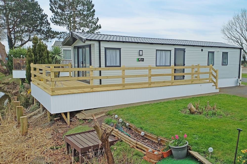 Ryther House | Comfortable caravan with one double with en suite shower room, and one twin.
