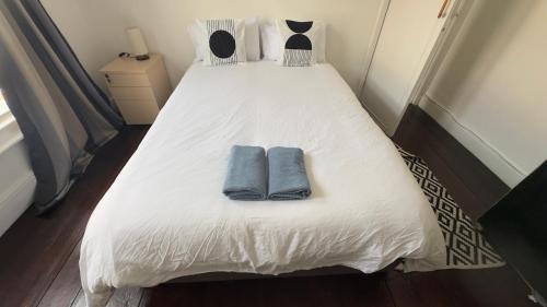 Bristol House | Comfortable room 1