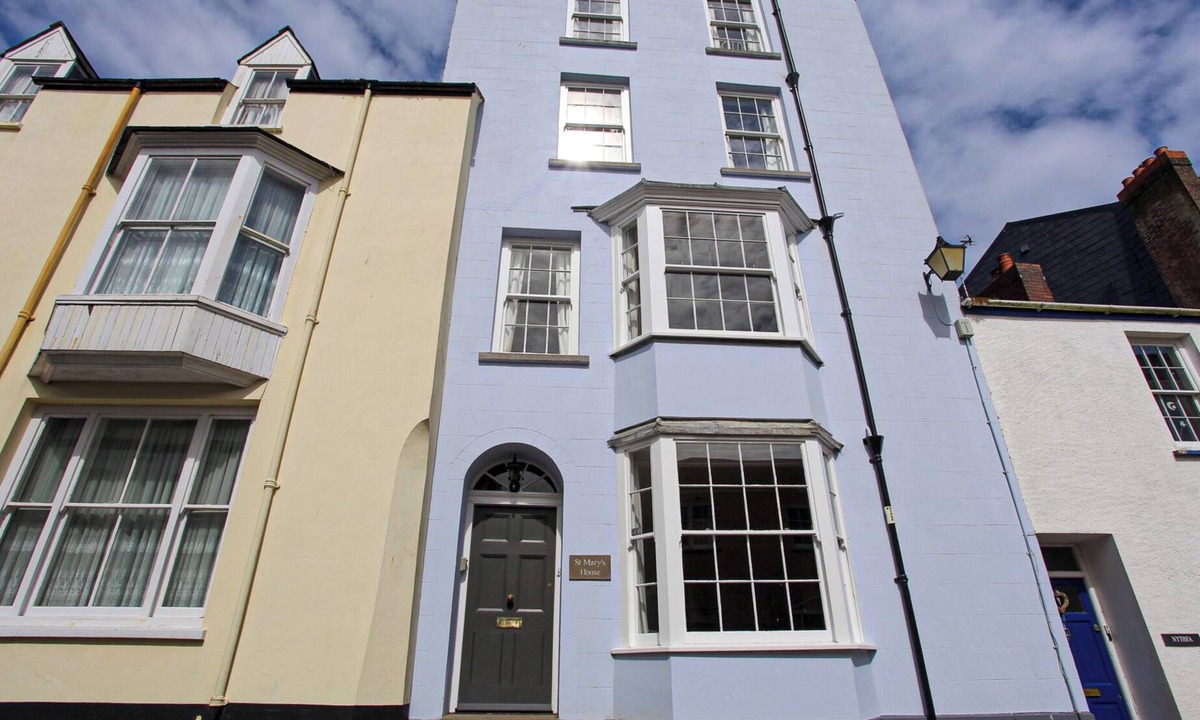 Tenby House | Comfortable six bedroomed town house within the walled town of Tenby