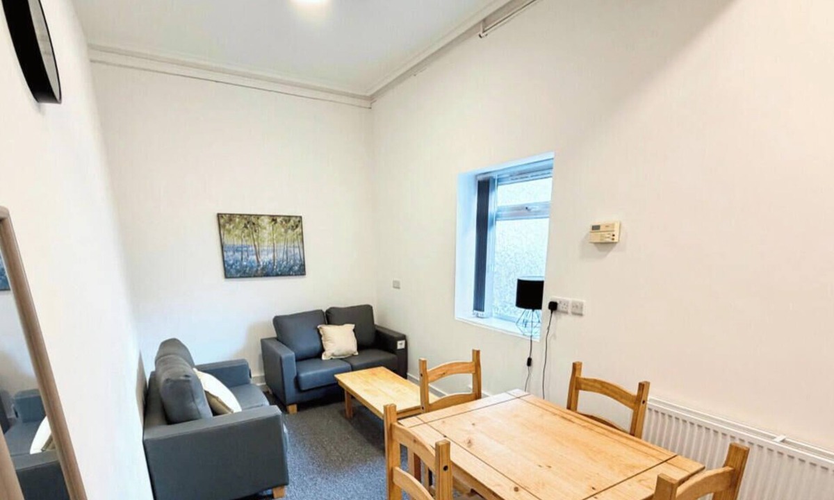 Ormskirk Apartment | Comfy Ormskirk Family Stay by PolkaStays