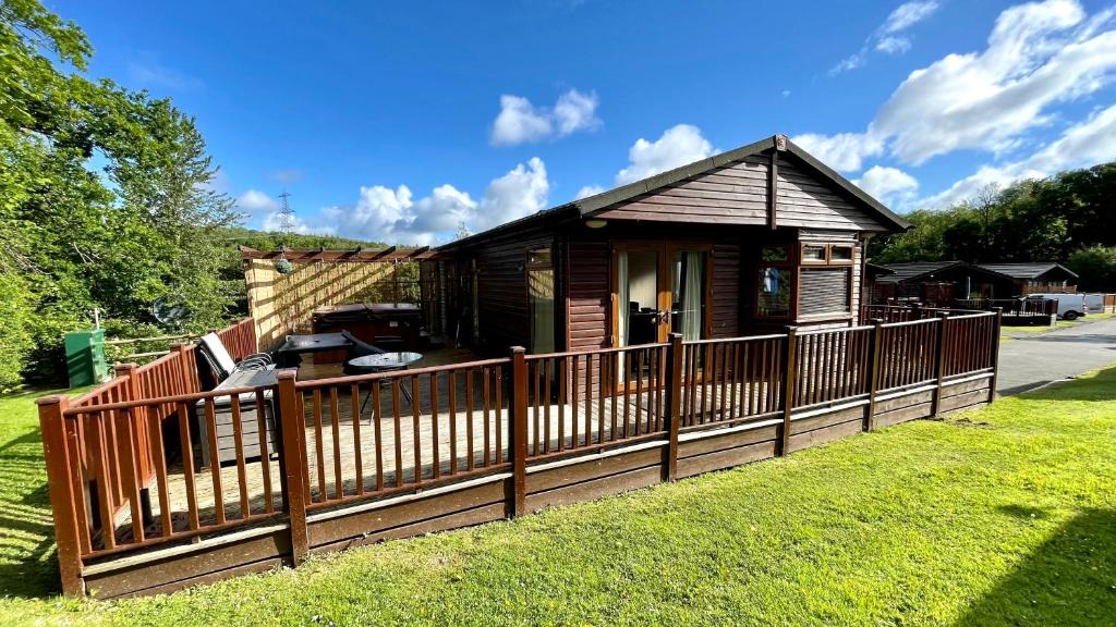 Liverton House | Conkers Lodge for 6 with Hot Tub & Secluded Decking - Spa Resort in Devon