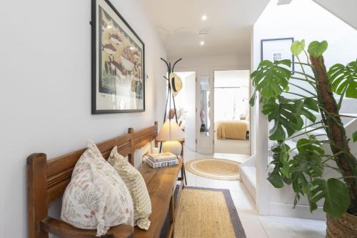 Cheltenham House | Contemporary 2-Bed 2-Bath Home with Parking