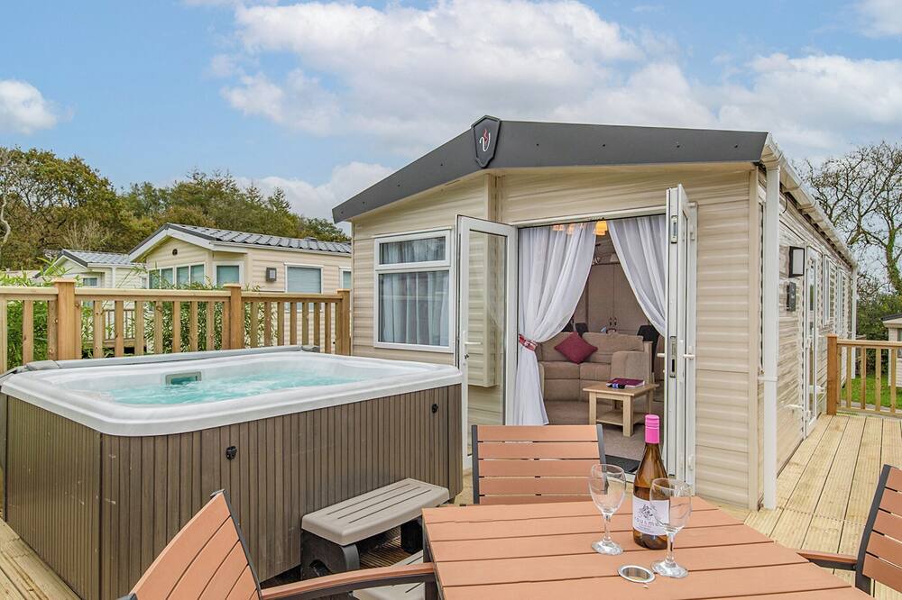Narberth House | Contemporary caravan with one double and one twin.