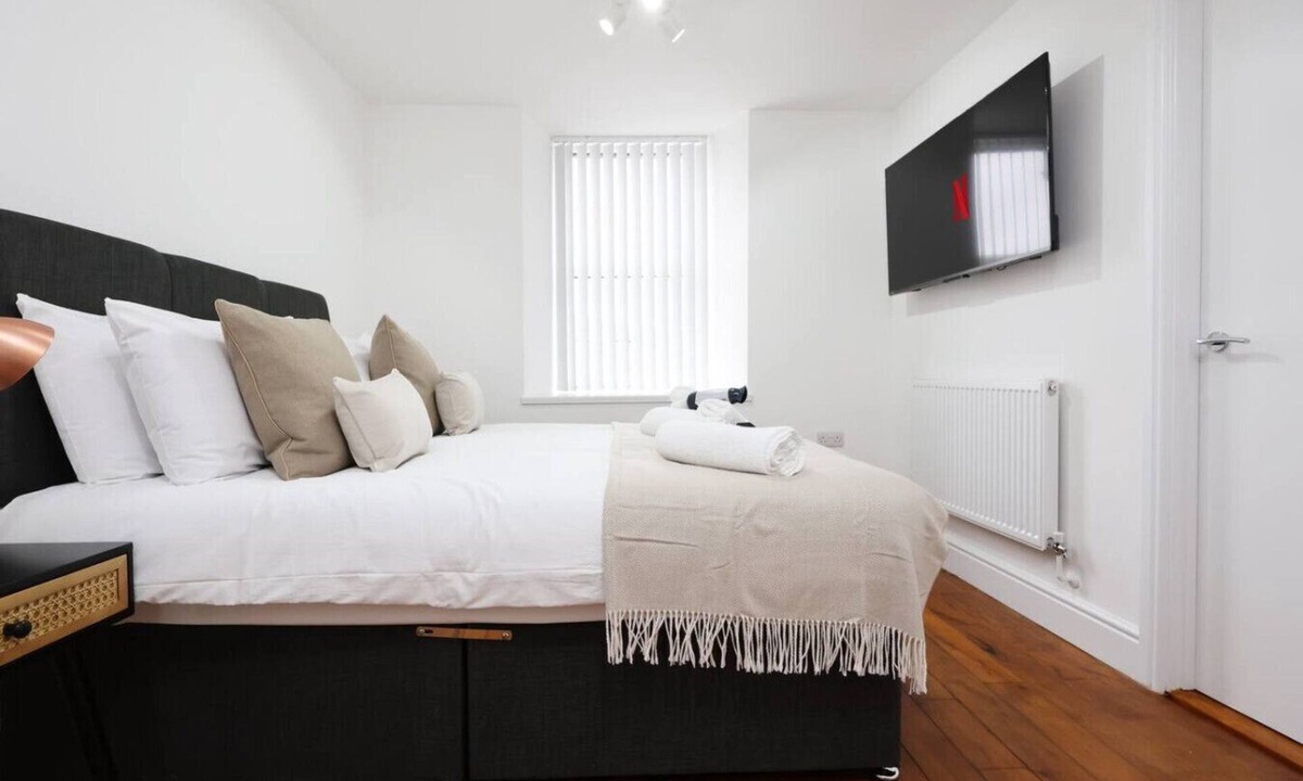 Margam Apartment | Contractor Studio Parking Smart TV & Kitchen