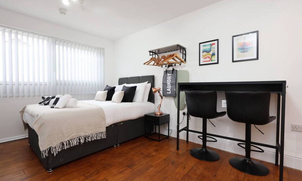 Margam Condo | Contractor Studio Parking Smart TV & Kitchen