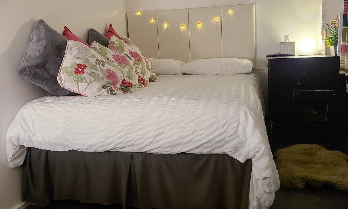 Prestatyn Cottage | Cosy & characterful little (25'x8') coastal retreat for Couples/Solos & a dog!