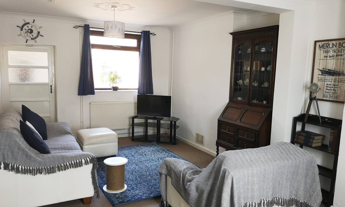 Llanelli House | Cosy & Comfortable Entire Holiday Home, Llanelli. Fully equipped. Dog friendly