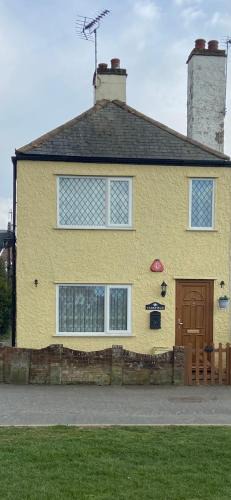 Colchester House | Cosy Cottage Great Bentley near station and shops