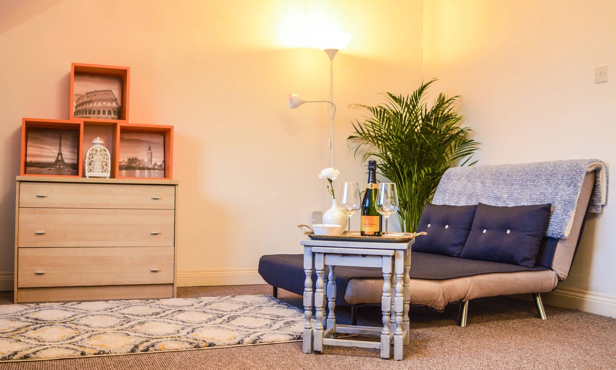 Caversham House | Cosy & Quirky 2 Bed Private Apartment with a Garden and Free Parking :)