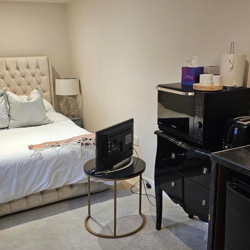 South Ockendon Apartment | Cosy Studio Getaway - Free Parking & Central Links