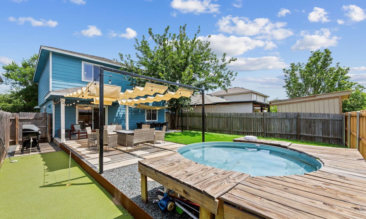 Montopolis House | Cowboy Pool, Fire Pit & Putt Putt Near DT For 10!