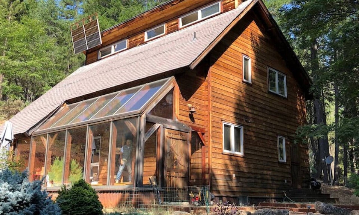 Quincy House | Cozy cabin in the forest. 5 miles out of town.