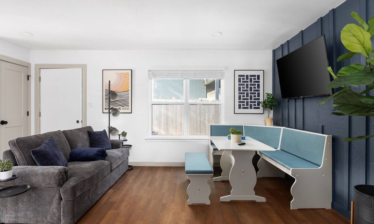 South Lamar Apartment | Cozy-Chic 2BR Patio Ideal for Groups