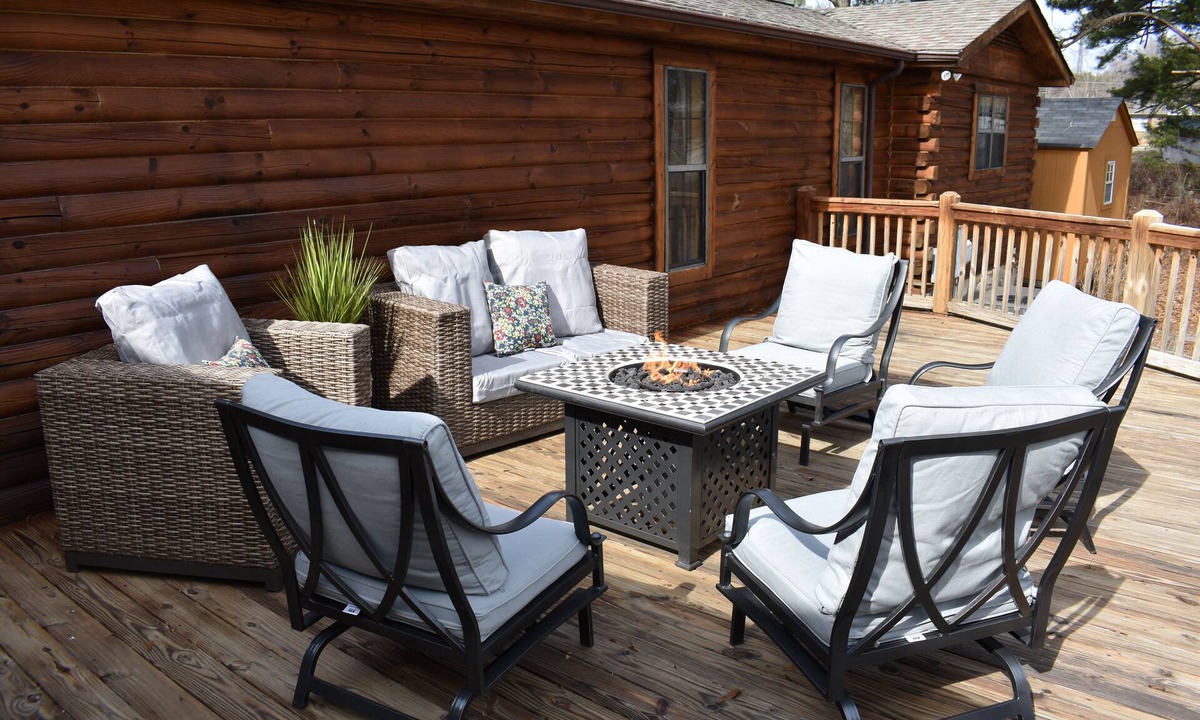 Lowesville House | Cozy log cabin, centrally located with covered storage for an RV/Boat