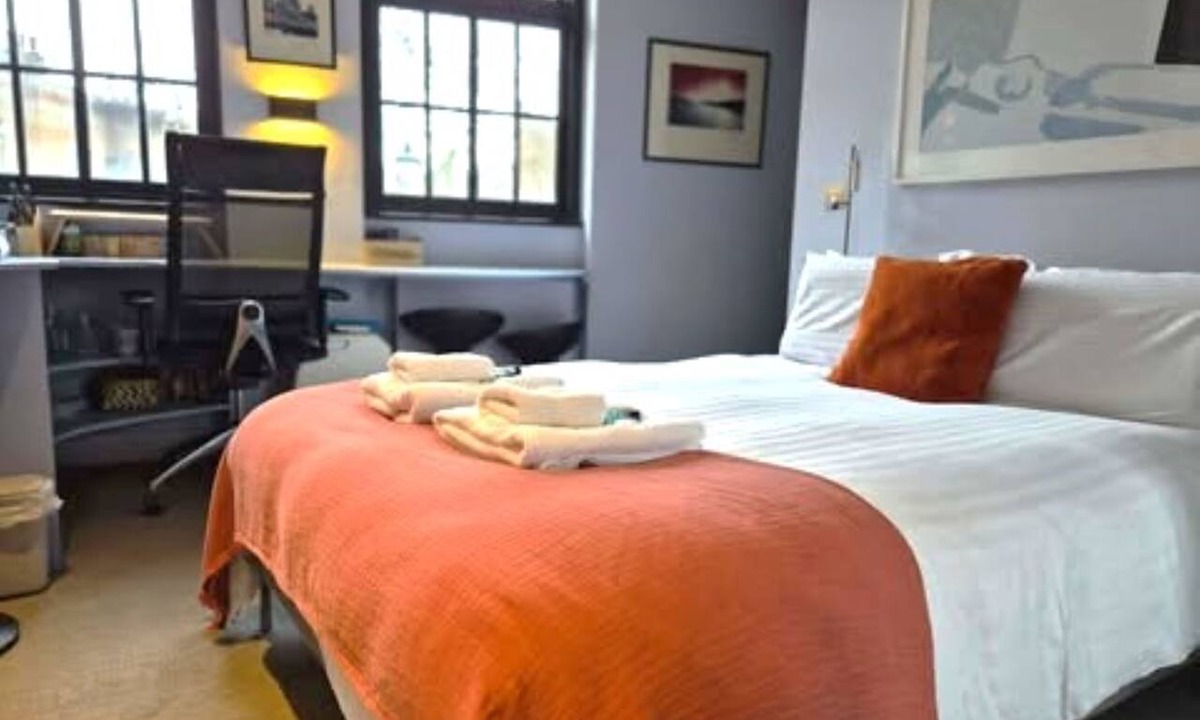 Kennington Apartment | Cute Studio with strong air con breakfast bar kitchenette in Kennington
