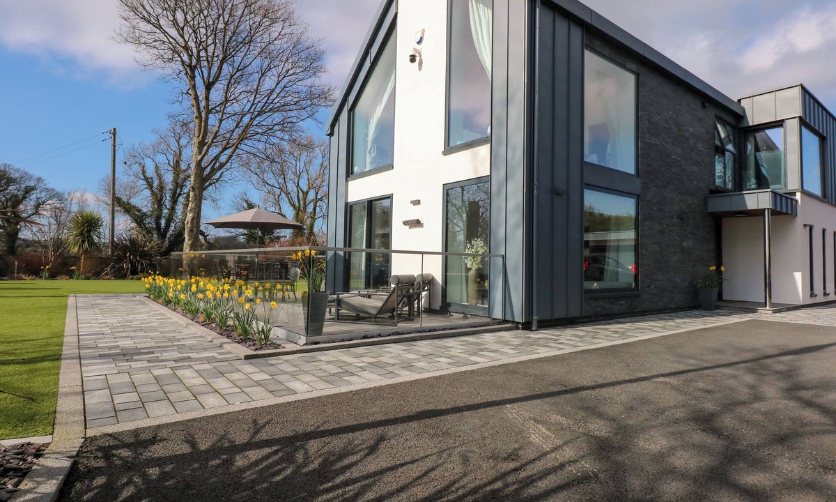 Llangefni Cottage | DAFARN NEWYDD STUDIO, romantic, with a garden in Llangefni