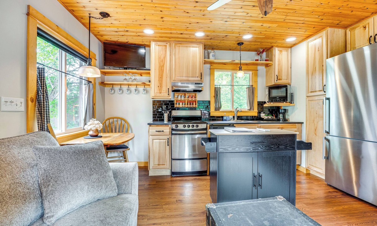 Elk Meadows Cottage | Deck & Fire Pit: Yakima River Retreat in Cle Elum