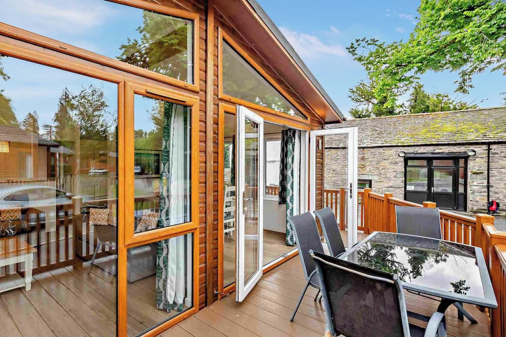Bowness-on-Windermere Ski Chalet | Deluxe 2 Lodge, slps 4, parking, ensuite & decking