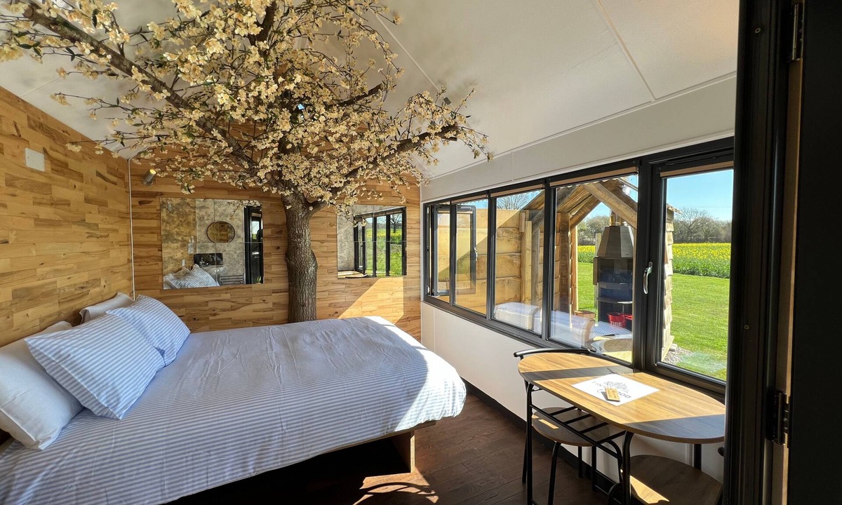 Maidwell Cabin | Dog friendly, Tinywood Four with hot tub set in Long Itchington, Warwick