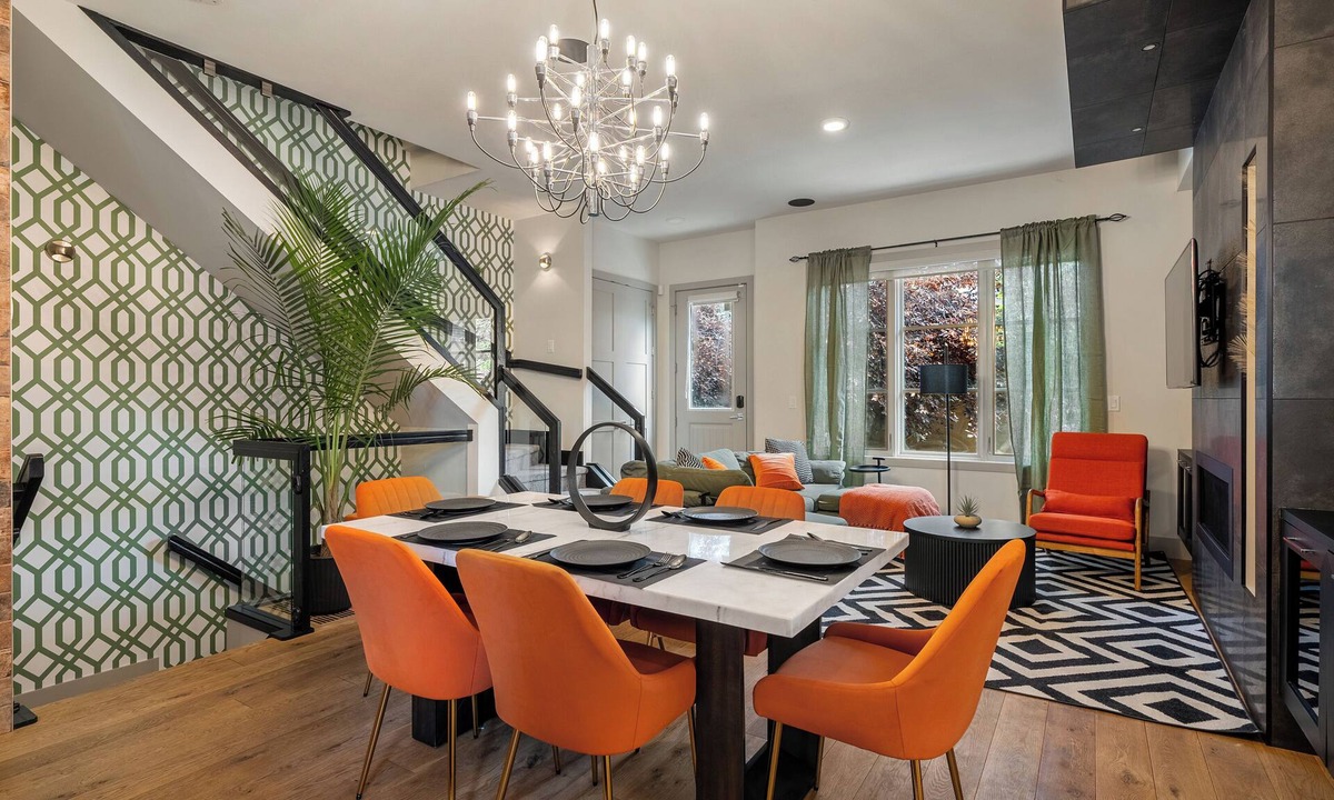 Kensington House | *Double King Beds* Spacious| Cozy and Fun| Steps from Downtown