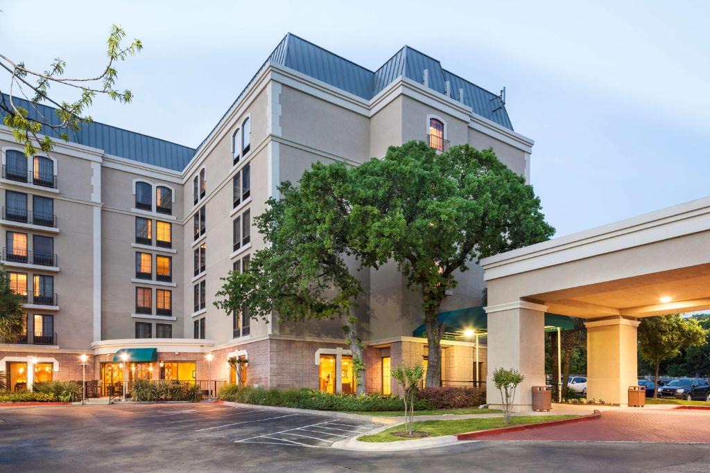 Swede Hill Hotel | DoubleTree by Hilton Austin-University Area