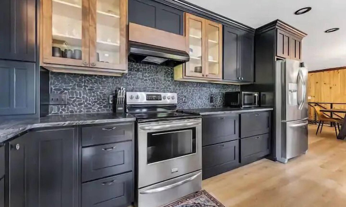 Kickapoo House | Driftless Cabin Getaway / HOT TUB / Sleeps 15