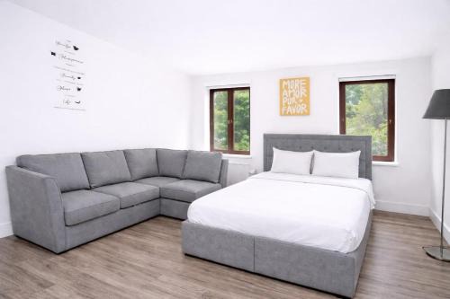 Watford Apartment | Elegant Flat 2 Min Walk to Watford Junction