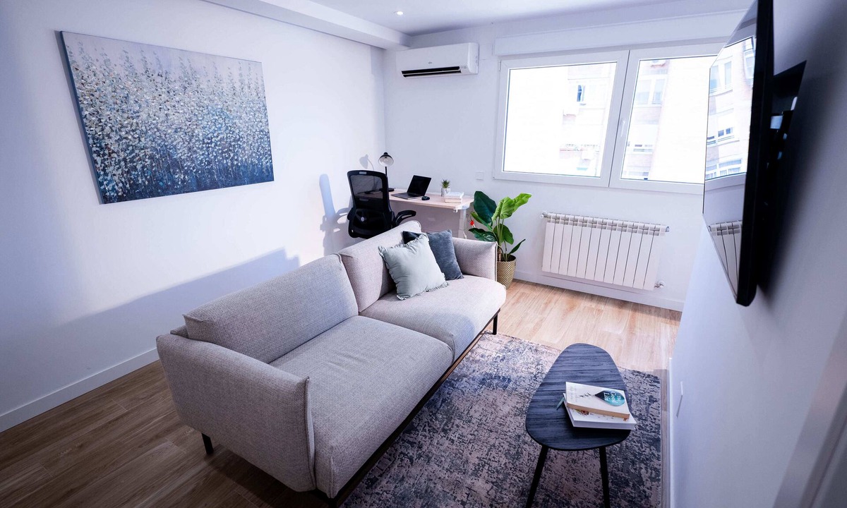 Castillejos Apartment | Este acogedor apartamento de 62 m² en Valdeacederas, Madrid, se encuentra en el décimo piso de un edificio residencial con ascensor. Totalmente equipado para largas estancias, cuenta con una habitación de matrimonio, baño completo y una terraza.