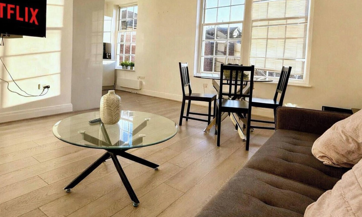 Reading Apartment | Exceptional 2 bedroom Flat in the Heart of Reading