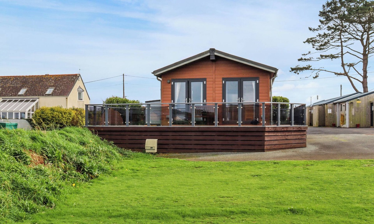 Hasguard Cross Cottage | Experience Coastal delight at Little Haven Retreat.
