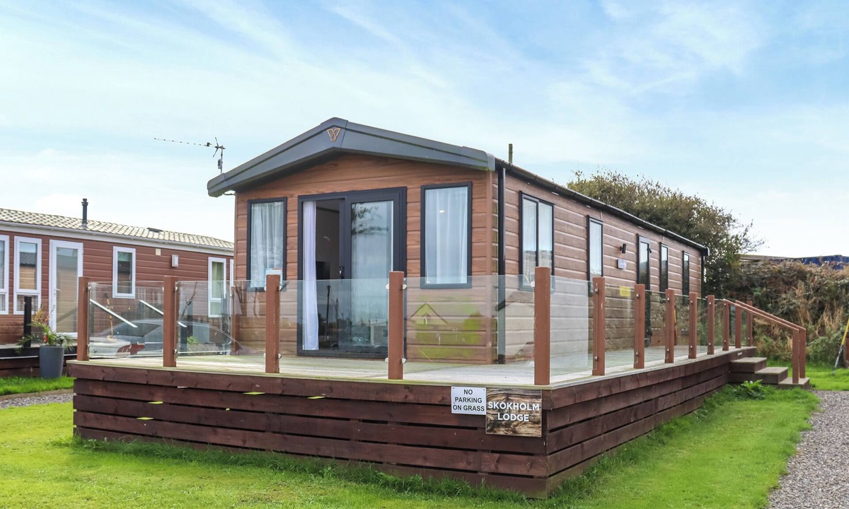 Hasguard Cross Cottage | Experience Coastal delight at Little Haven Retreat.