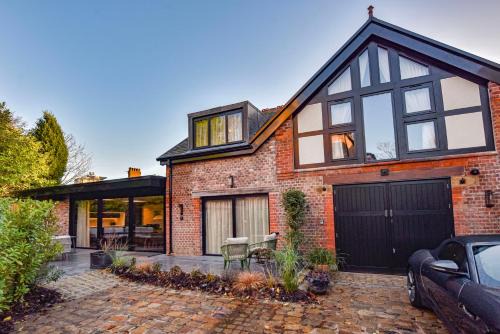 Walkden House | Exquisite 2bed Coach House, 10min to CC, Terrace