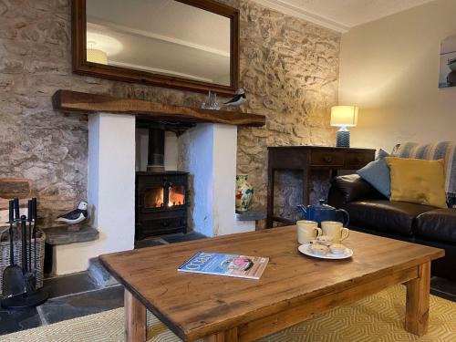 Angle House | Family-friendly cottage - walk to stunning beach
