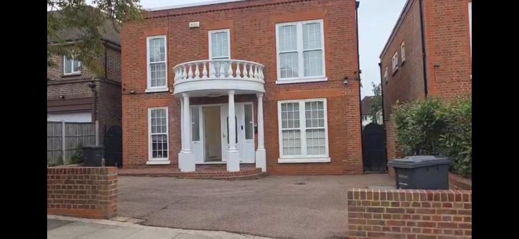 Finchley Church End Apartment | First Class Luxurious Apartment London Finchley