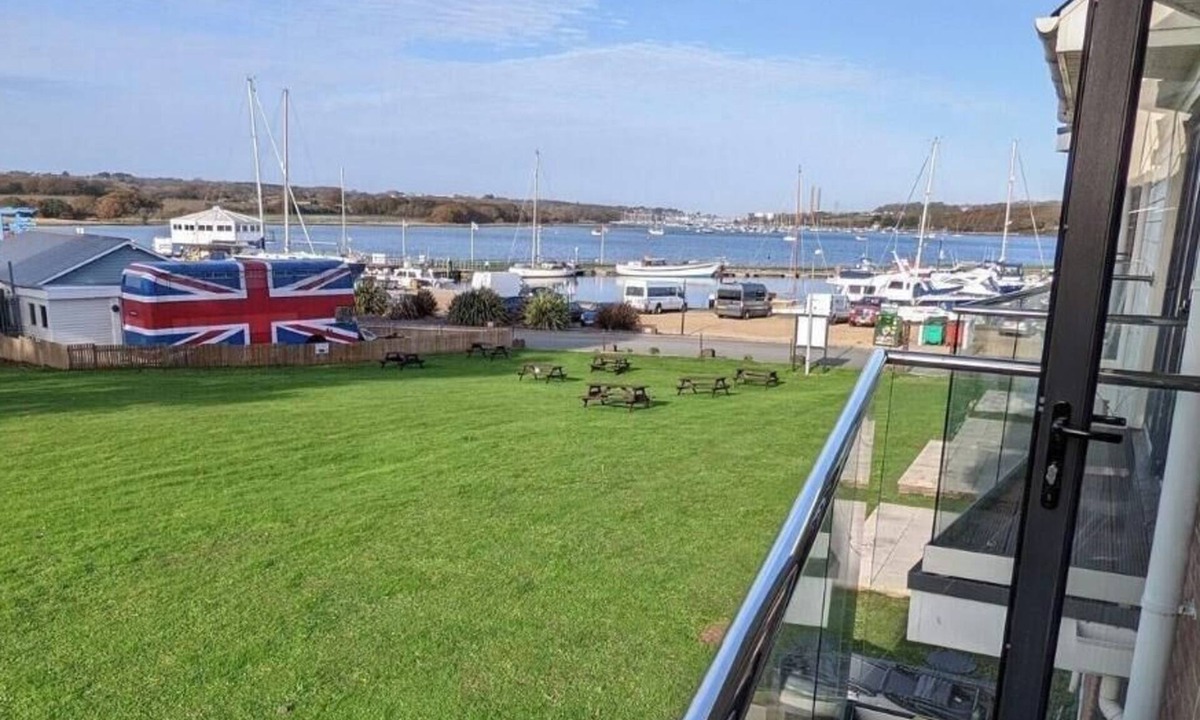 Newport Cottage | Folly View - First floor apartment that sleeps 4 guests in 2 bedrooms