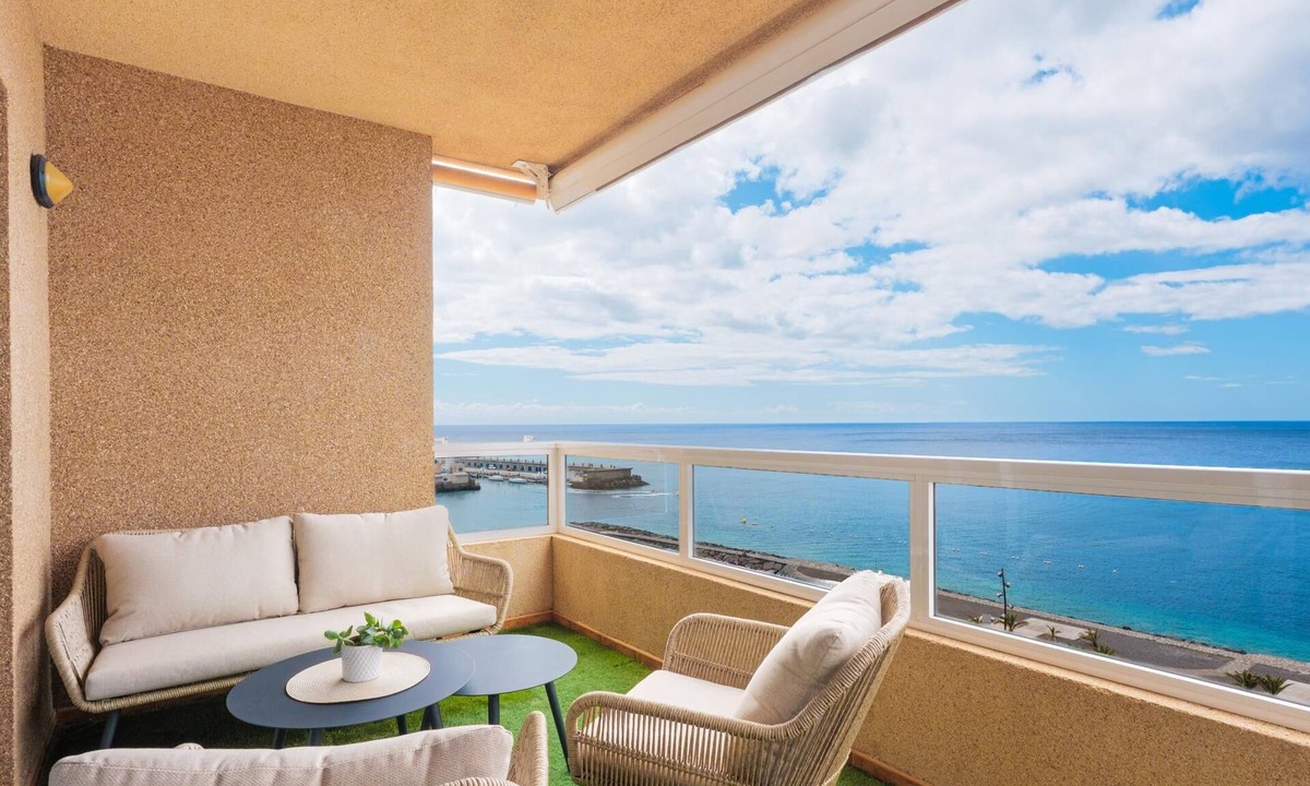 Radazul Apartment | Frontline Beach Apartment with Terrace