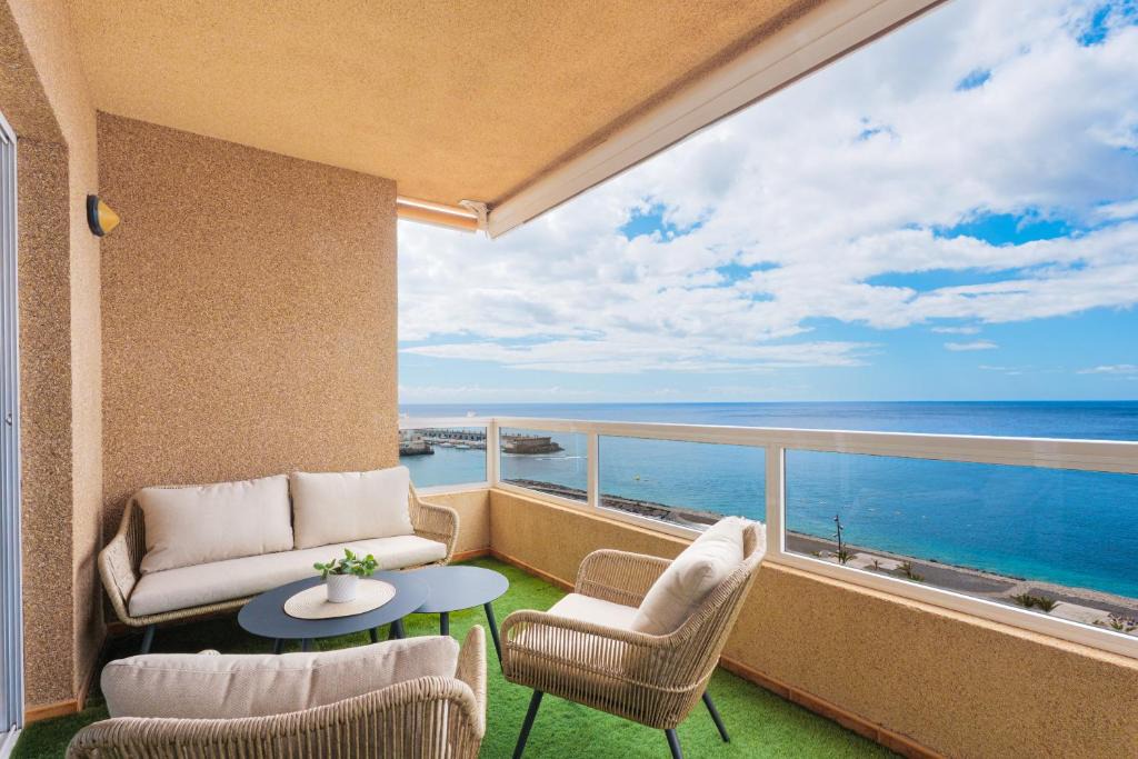 Radazul Apartment | Frontline Beach Apt with Terrace