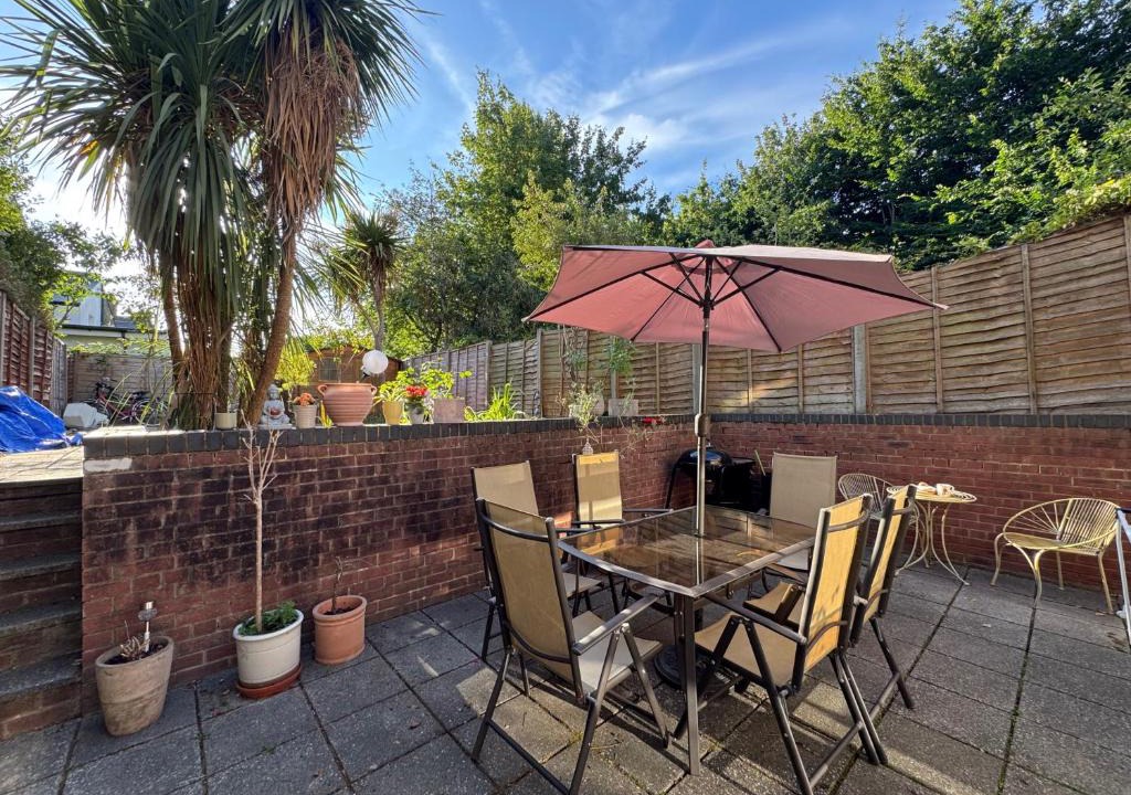 Wormholt and White City Apartment | Garden flat - sleeps 6