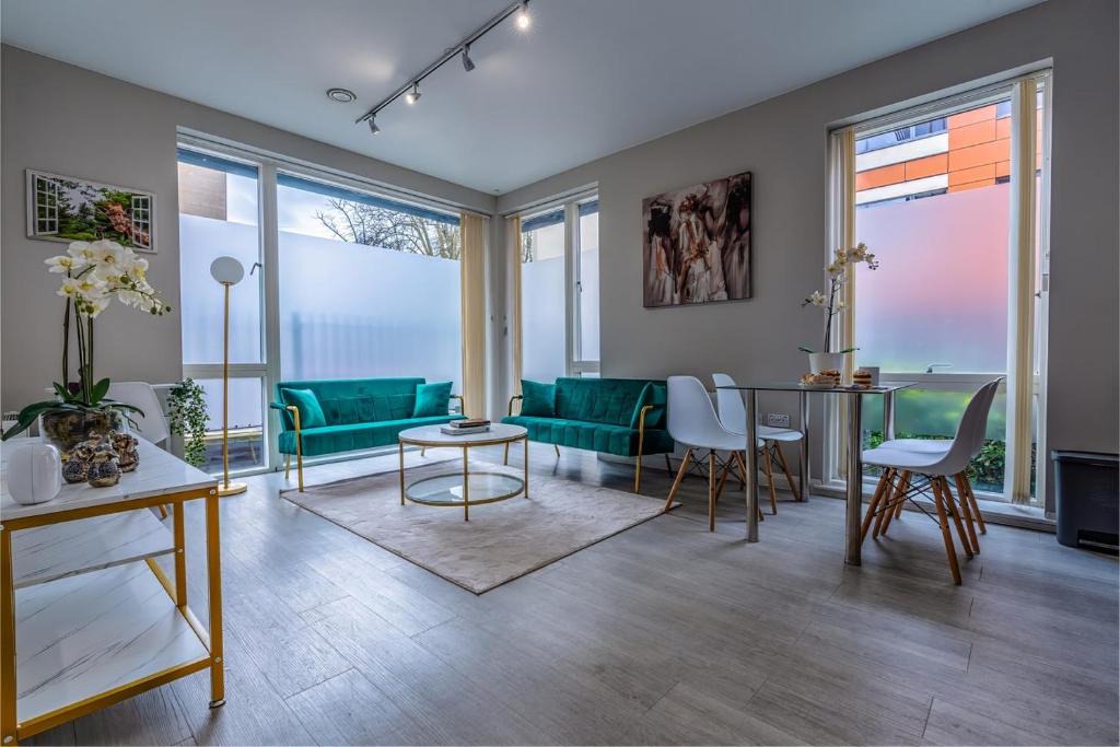 Saint Paul's Apartment | Garden View Serviced Flat by Castle Park, Lift