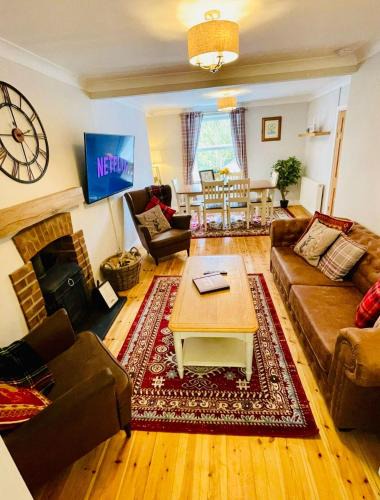 Llanarth House | Gorwel, Spacious 3 Bedroom Cottage near the Beach
