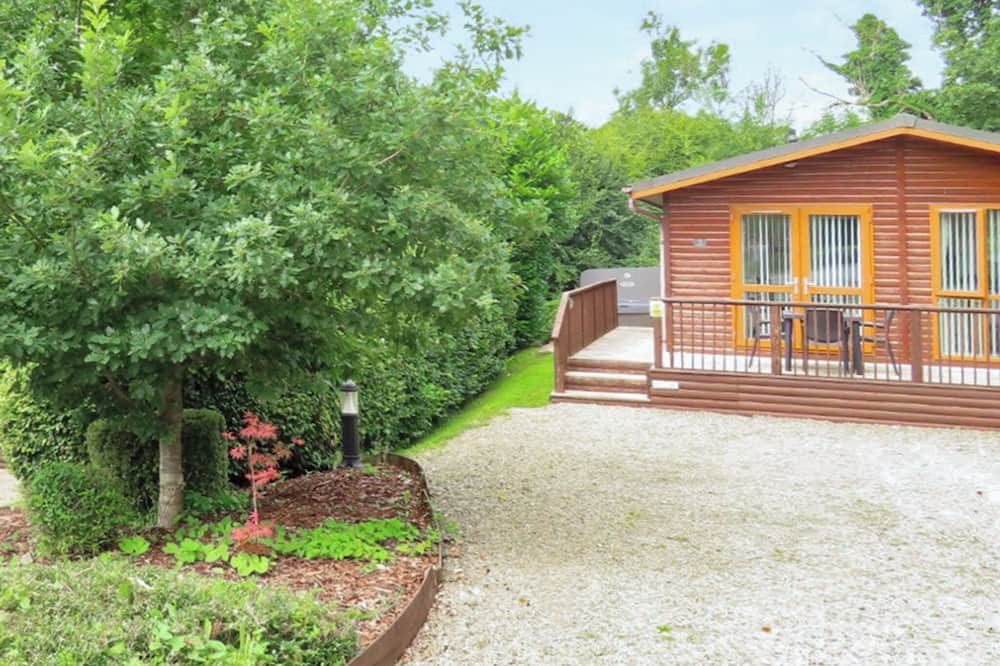 Molleston Ski Chalet | Great location and well-equipped lodge set in mature and beautiful gardens.