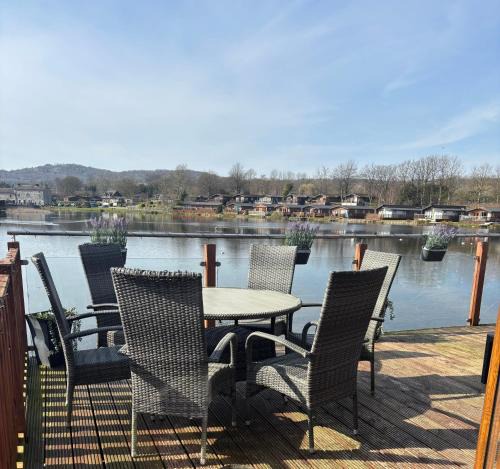 Tewitfield Resort | Gressingham 9 - South Lakes Leisure Village - lodge on the lake