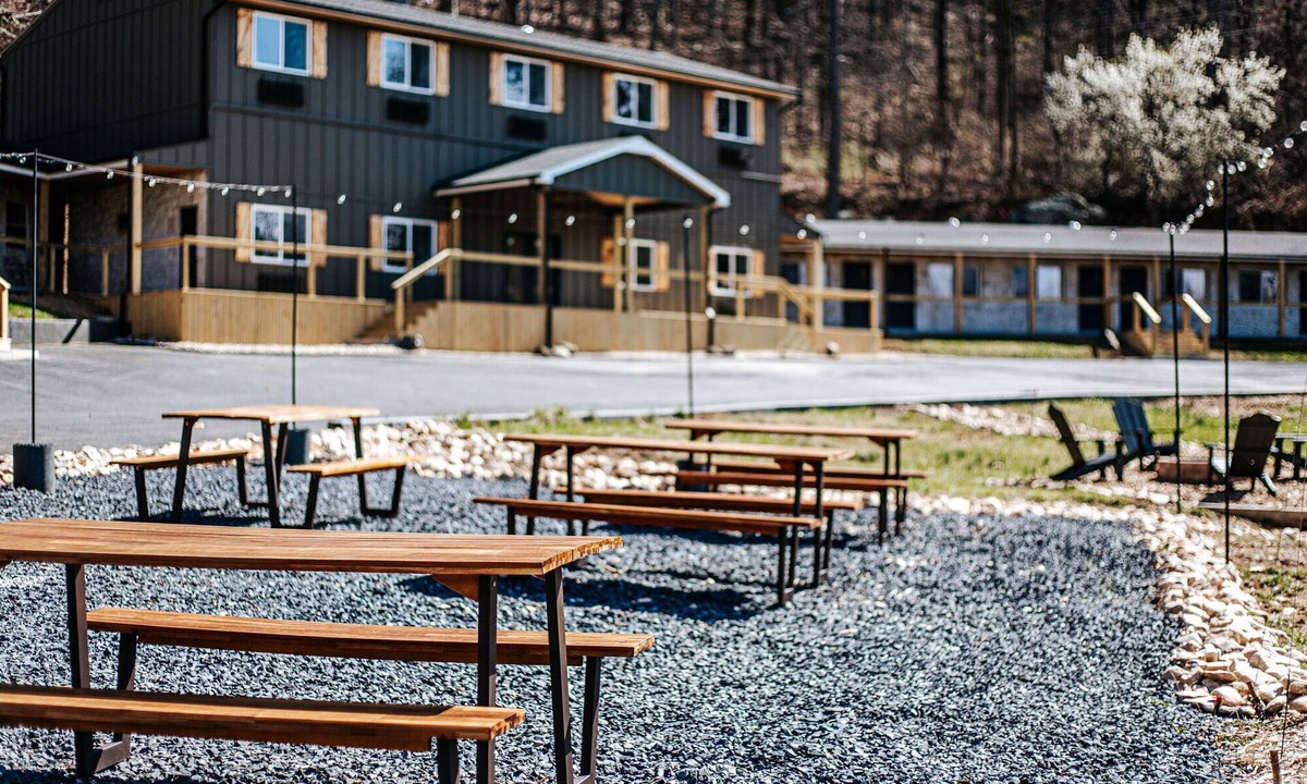 Waynesboro Cabin | Grey Pine Lodge | King Classic | Pet-Friendly! | BEST Location & Amenities!