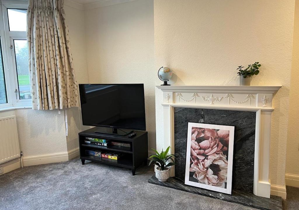 Watford Apartment | Harry Potter Studios Bungalow and Private Garden with Parking