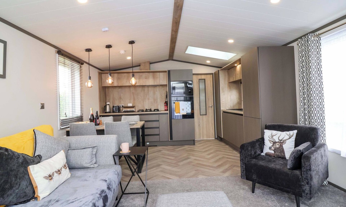 Chipping Norton Cottage | HAZELNUT LODGE, pet friendly, with a garden in Chipping Norton