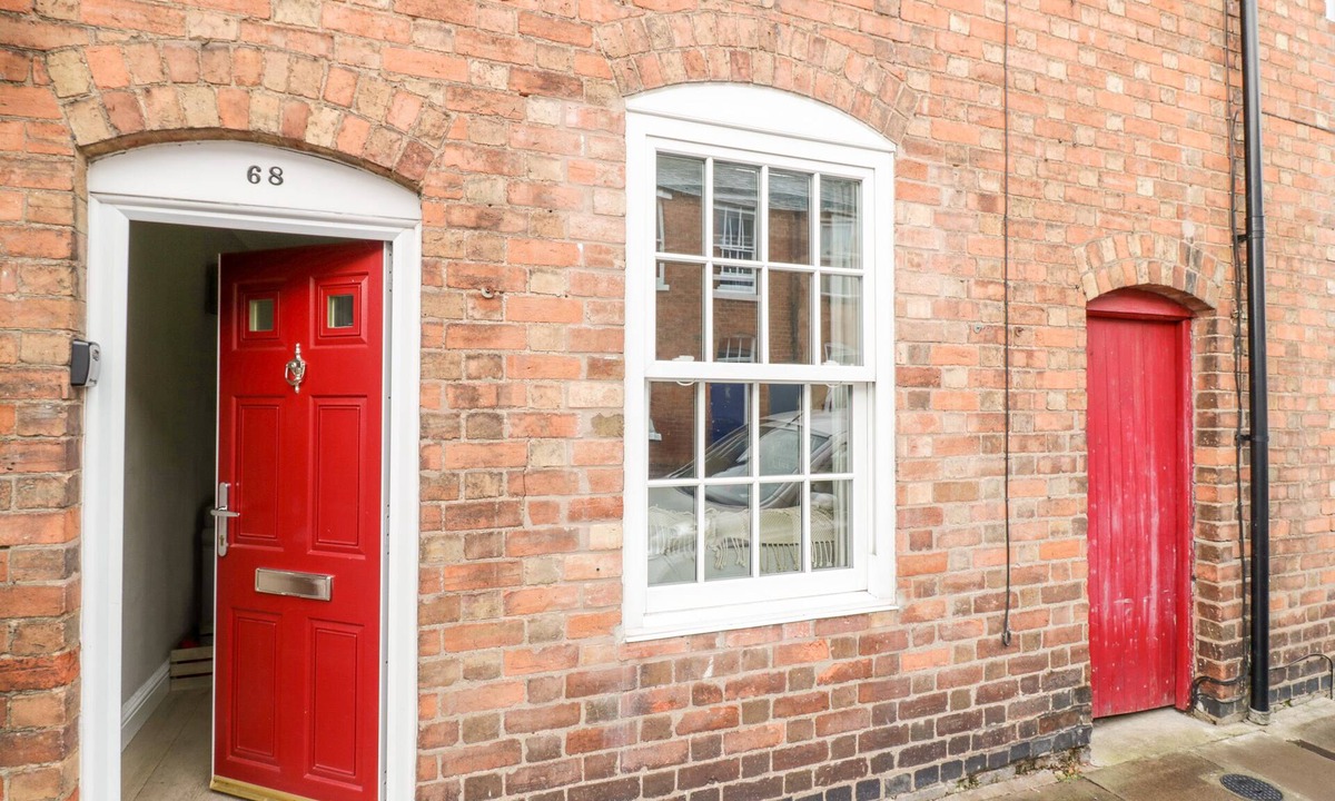 Stratford-upon-Avon Cottage | HEATH COTTAGE, pet friendly, with hot tub in Stratford-Upon-Avon