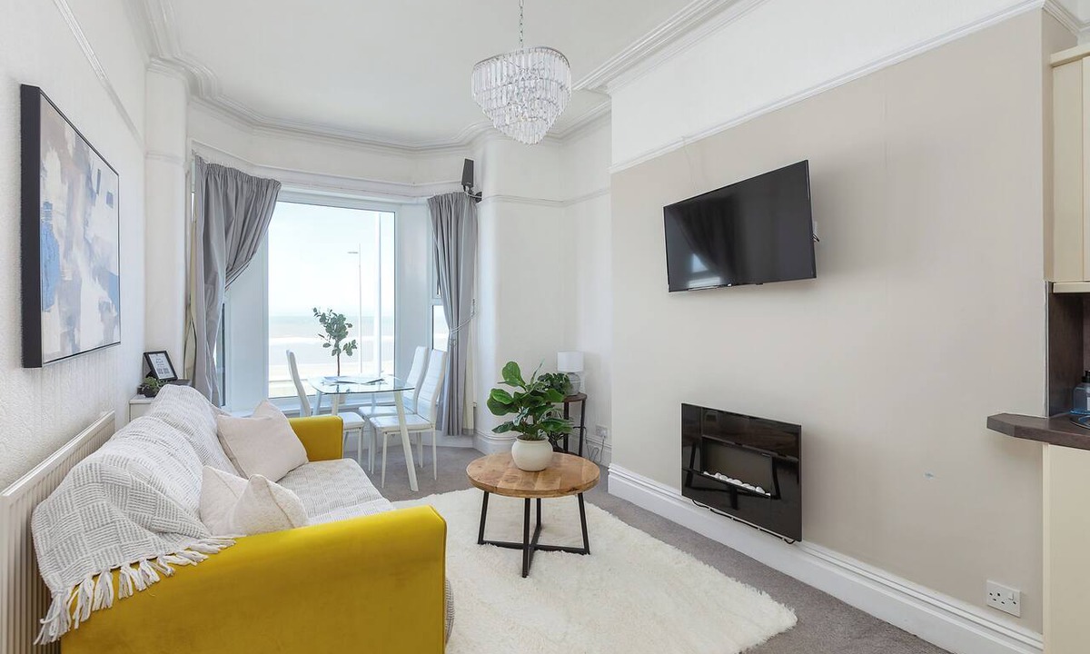Thornton-Cleveleys Apartment | HIGHCLIFFE SEAVIEW SUITE - BEACH - PERFECT RETREAT