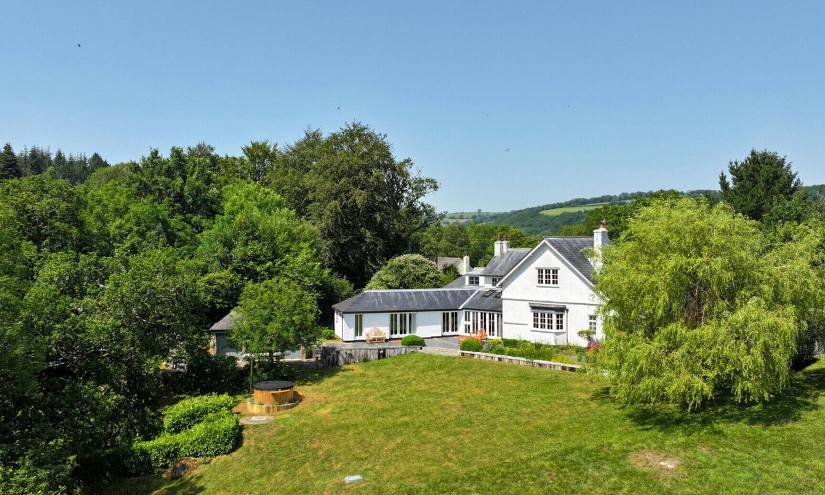 Lustleigh Ski Chalet | Higher Mapstone – Luxury Dartmoor Retreat with Hot Tub, Speactular Views and Games Barn