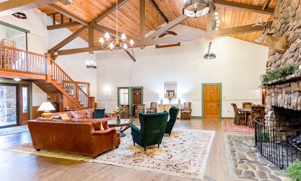 Keezletown Cabin | Historic Old Massanutten Lodge. Hot Tub! close to JMU and Massanutten Resort!