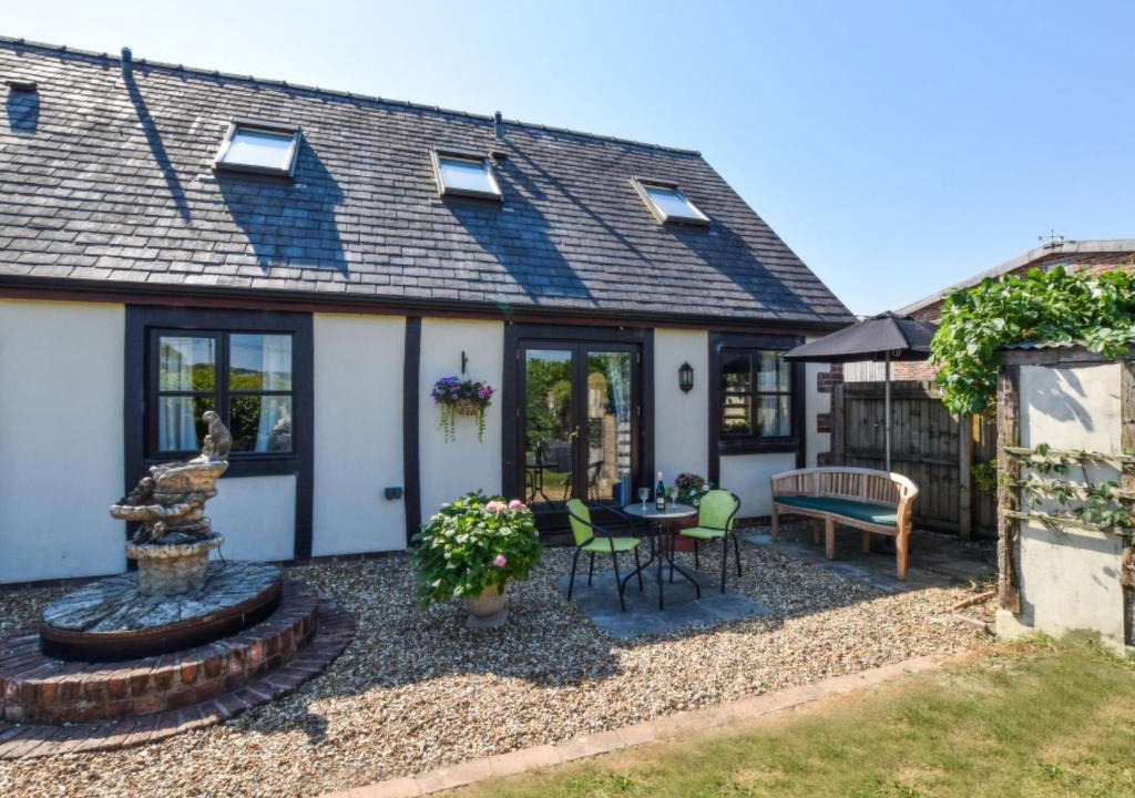 Llangyniew House | Holiday Home Bwthyn Bach by Interhome